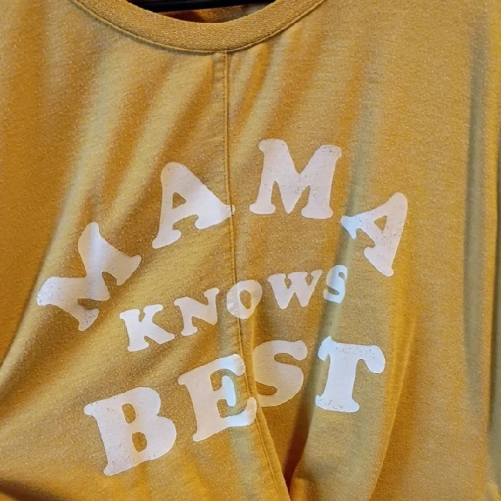 'Mama Knows Best' Sweatshirt - Picture 4 of 4